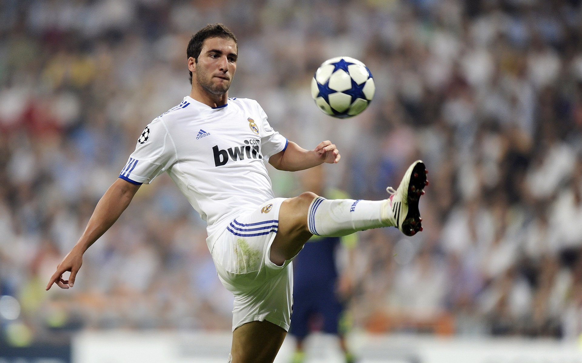 世界扁带（Slackline）锦标赛 高空自由式难度再升级 室外观众屏住呼吸